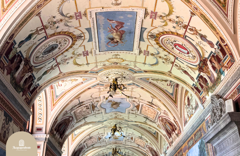 Un corridoio che incanta, dentro un castello da fiaba